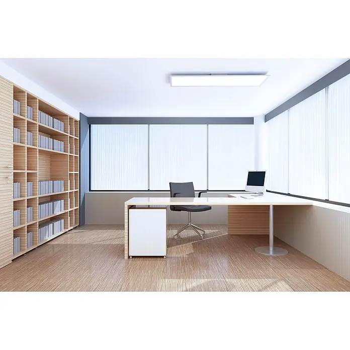 Ledvance LED-Panel Planon Plus - 36 W, 120 x 30 cm, Weiß, Kaltweiß - Modernes Büro mit einem großen Schreibtisch, einem Bücherregal und großen Fenstern, die viel Licht hereinlassen. Das minimalistische Design fördert eine ruhige Arbeitsatmosphäre.