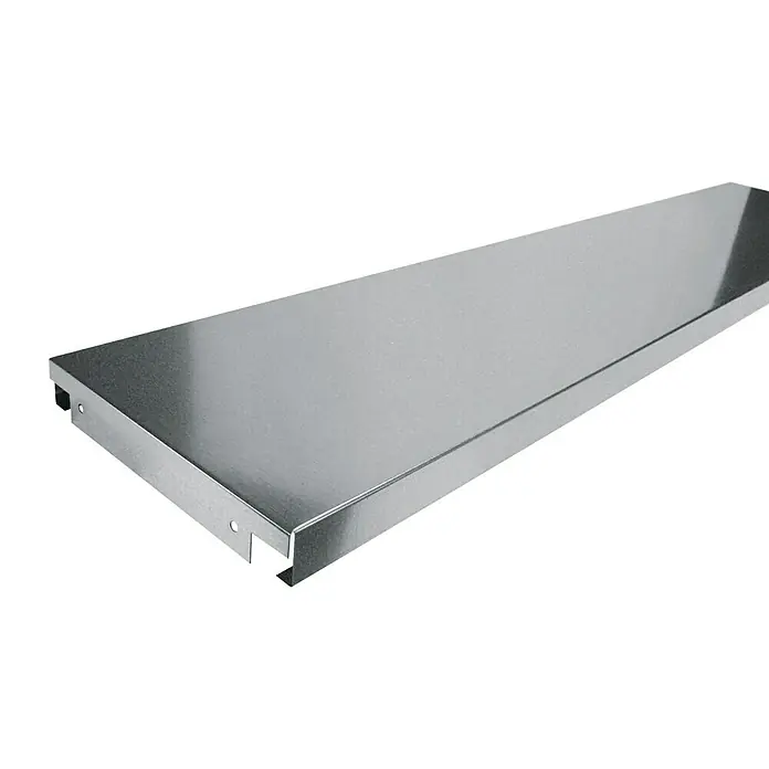Scholz System Fachboden100 x 30 cm, Traglast: 100 kg - Metallregal: Nahaufnahme eines länglichen, silberfarbenen Metallregals mit abgewinkelten Kanten auf schwarzem Hintergrund. Ideal für Lagerung oder Präsentation.