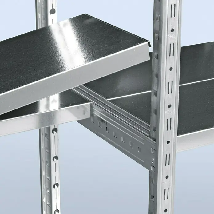 Scholz Metallregal Grundelement - Höhe: 300 cm, B x T: 85 x 70 cm, Traglast pro Boden: 330 kg, Anzahl Böden: 7 Stk., Stecken, Silber - Detailaufnahme eines Regalsystems aus Metall mit mehreren Ablageflächen. Das System bietet variable Gestaltungsmöglichkeiten.