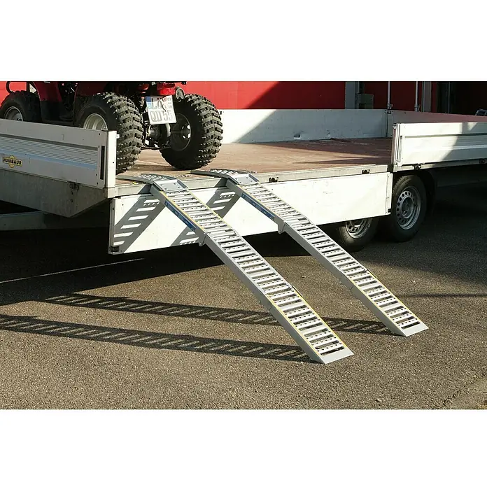 UniTEC Auffahrrampen-Set - Klappbar, 2 Stk., 200 x 23 cm - Bild von zwei Aluminium-Auffahrrampen zum Verladen von Fahrzeugen auf einen Anhänger.