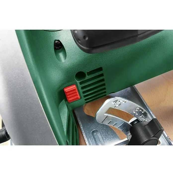 Bosch Sierra circular de mano PKS 40 - 850 W, Diámetro hoja de sierra: 130 mm, Profundidad de corte a 90 °: 0 mm - 40 mm - Primer plano de una sierra circular Bosch verde con botón rojo y ajuste de ángulo.