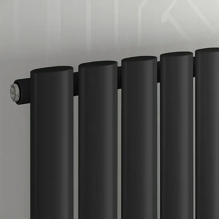 Ximax Raumheizkörper Fortuna - B x H: 236 x 1.800 mm, Wärmeleistung bei Vorlauftemperatur von 75 °C (D: 50): 494 W, Anthrazit - Nahaufnahme eines schwarzen Heizkörpers mit vertikalen Heizkörperrippen und einem Thermostatventil an der Seite.
