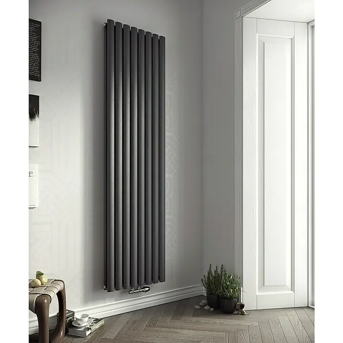 Ximax Raumheizkörper Fortuna Duplex - B x H: 468 x 1.800 mm, Wärmeleistung bei Vorlauftemperatur von 75 °C (D: 50): 1.388 W, Anthrazit - Grauer Designheizkörper im schlanken Format vor einer dezent gemusterten Wand, neben einer weißen Tür. Elegante Raumheizung für modernes Wohnen.