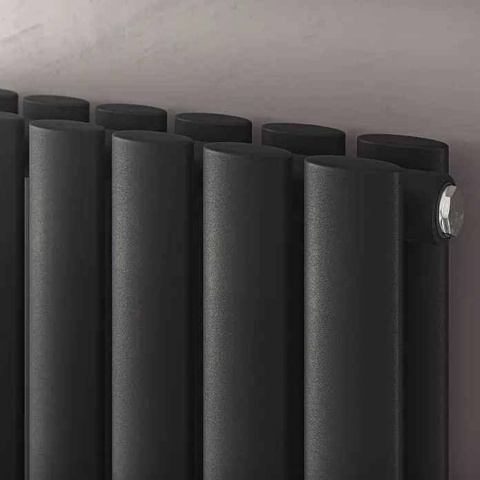 Ximax Raumheizkörper Fortuna Duplex - B x H: 468 x 1.800 mm, Wärmeleistung bei Vorlauftemperatur von 75 °C (D: 50): 1.388 W, Anthrazit - Nahaufnahme eines stilvollen, vertikalen Heizkörpers in Anthrazitgrau, der Wärme und modernes Design vereint.