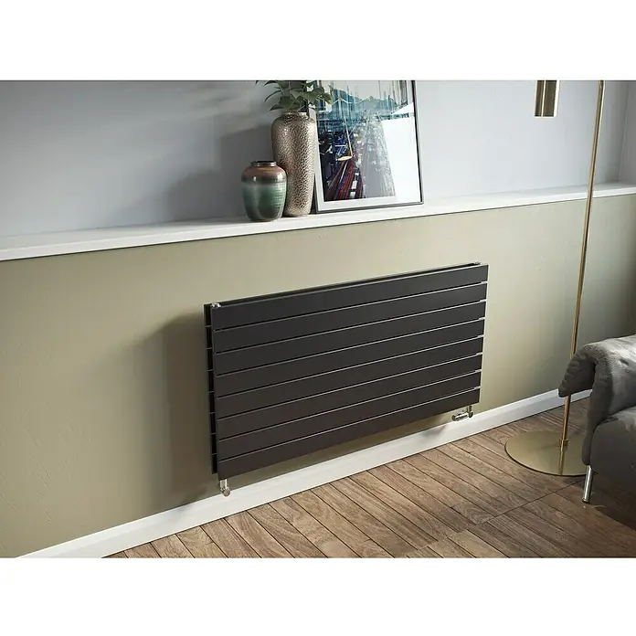 Ximax Raumheizkörper P1 Duplex Horizontal - B x H: 1.200 x 520 mm, Wärmeleistung bei Vorlauftemperatur von 75 °C (D: 50): 1.038 W, Anthrazit - Ein grauer, horizontaler Heizkörper ist an einer Wand montiert. Erwärmt den Raum mit Stil und fügt sich elegant ins Interieur ein.