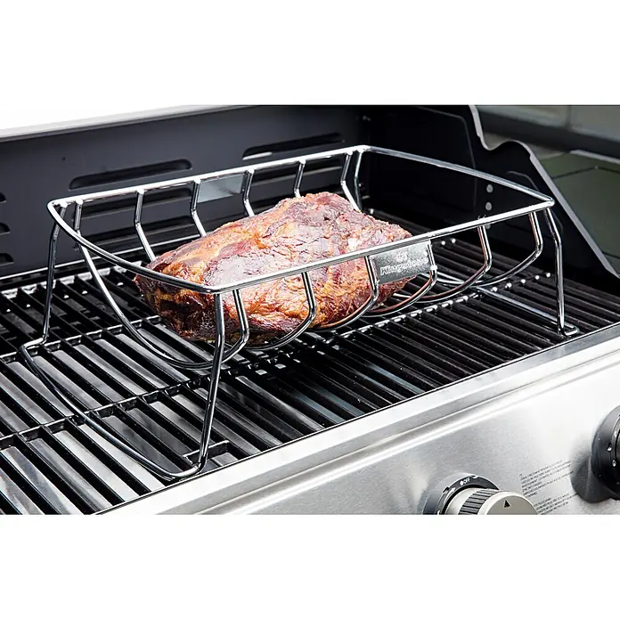 Kingstone Bratenkorb Spare Rib-Halter - 42 x 26 x 12 cm - Das Bild zeigt einen Kingston Grillbratenkorb mit einem großen Stück Fleisch darauf, platziert auf einem Grill. Ideal für saftige Braten.