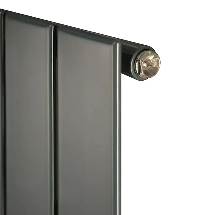 Ximax Raumheizkörper P1 - B x H: 595 x 1.800 mm, Wärmeleistung bei Vorlauftemperatur von 75 °C (D: 50): 1.144 W, Anthrazit - Nahaufnahme eines modernen Heizkörpers mit elegantem Design, perfekt für stilvolle Wohnräume.