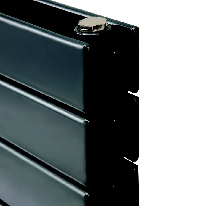 Ximax Raumheizkörper P1 Duplex Horizontal - B x H: 1.200 x 520 mm, Wärmeleistung bei Vorlauftemperatur von 75 °C (D: 50): 1.038 W, Anthrazit - Nahaufnahme eines eleganten, dunkelblauen Heizkörpers mit glänzender Oberfläche und einem silbernen Verschluss.