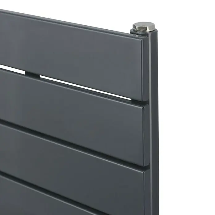 Ximax Raumheizkörper P1 Horizontal - B x H: 520 x 1.200 mm, Wärmeleistung bei Vorlauftemperatur von 75 °C (D: 50): 677 W, Anthrazit - Detailaufnahme eines modernen, grauen Heizkörpers mit horizontalen Lamellen und einem glänzenden, silbernen Befestigungselement.