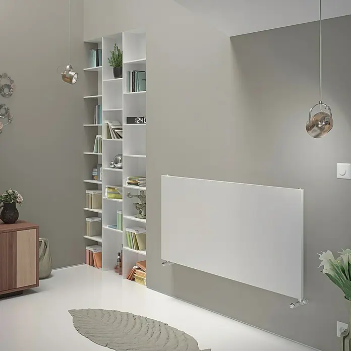 Ximax Raumheizkörper P1 Plan Horizontal - B x H: 595 x 1.200 mm, Wärmeleistung bei Vorlauftemperatur von 75 °C (D: 50): 609 W, Weiß - Ein stilvolles Badezimmer mit einem modernen, weißen Heizkörper an der Wand, der für Wärme und Komfort sorgt. Das Design ist minimalistisch.