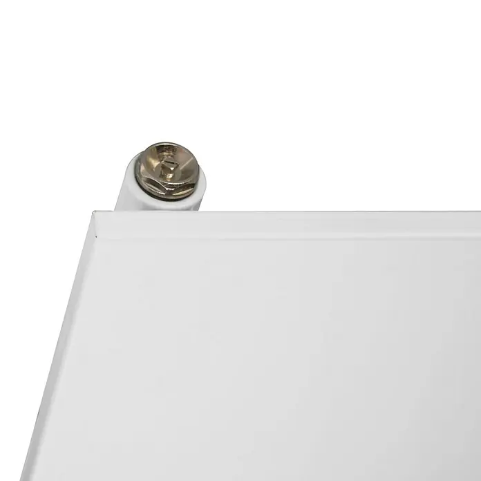 Ximax Raumheizkörper P1 Plan Horizontal - B x H: 595 x 1.200 mm, Wärmeleistung bei Vorlauftemperatur von 75 °C (D: 50): 609 W, Weiß - Detailaufnahme eines Heizkörpers mit einem silberfarbenen Ventil und einer weißen Oberfläche. Das Bauteil ist für Heizsysteme geeignet.