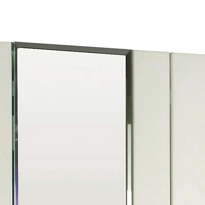 Ximax Raumheizkörper P1/S - B x H: 595 x 1.800 mm, Wärmeleistung bei Vorlauftemperatur von 75 °C (D: 50): 848 W - Das Bild zeigt einen modernen Spiegelschrank mit weißen Paneelen und einem schlanken Spiegeldesign, ideal für jedes Badezimmer.