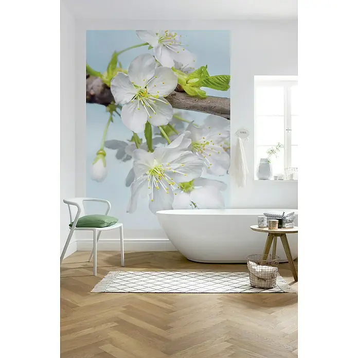 Komar Into Illusions Fototapete Blossom - 2 -tlg., B x H: 184 x 248 cm, Vlies - Elegantes Badezimmer mit freistehender Badewanne, Holzboden und floraler Wandtapete, die eine entspannende Atmosphäre schafft.