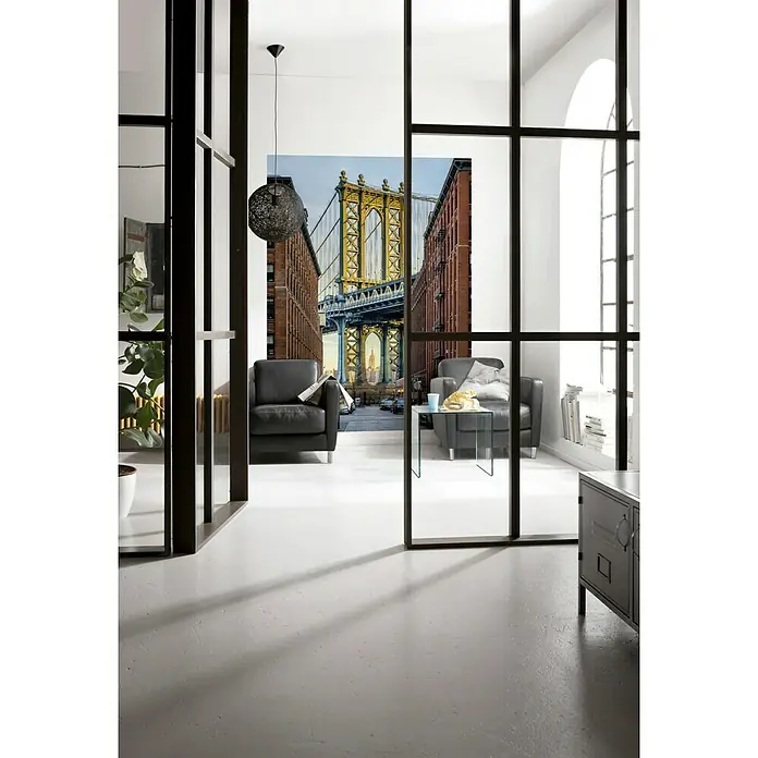 Komar Into Illusions Fototapete Brooklyn - 2 -tlg., B x H: 184 x 248 cm, Vlies - Innenansicht eines Raumes mit New York Wandbild, schwarzen Akzenten und Designermöbeln, die urbanen Flair und modernen Stil vereinen.