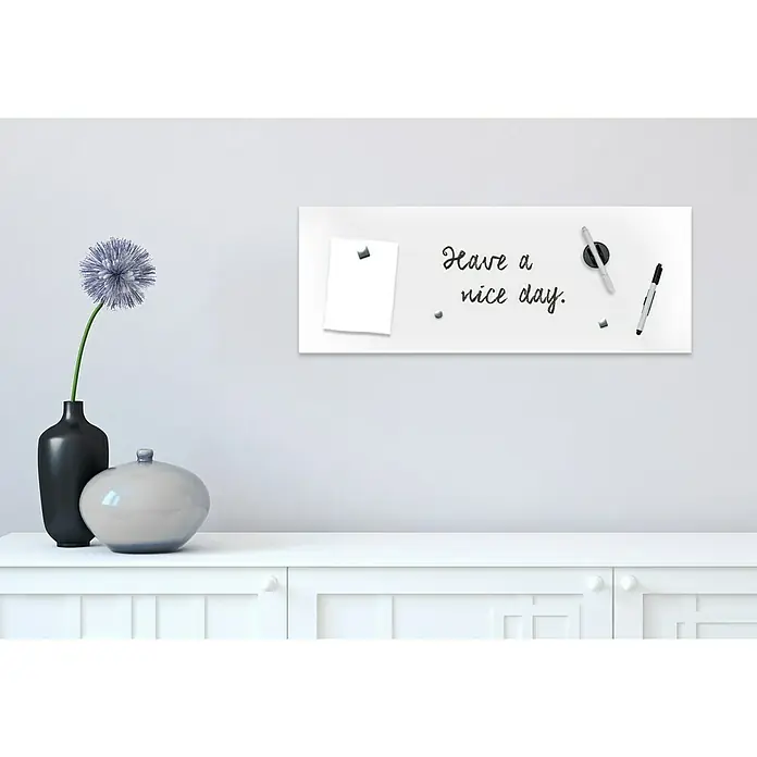 ProArt Memoboard - Weiß, 80 x 30 cm - Ein magnetisches Whiteboard mit Zubehör, ideal für Notizen und Erinnerungen im Büro oder Zuhause, wird auf einem Sideboard präsentiert.