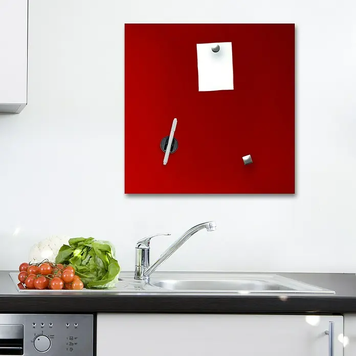 ProArt Memoboard - Rot, 50 x 50 cm - Rote Glas-Magnettafel mit Stift, Magnet und Notiz an einer weißen Wand in einer Küche. Eine stilvolle und praktische Ergänzung für Ihre Küche.