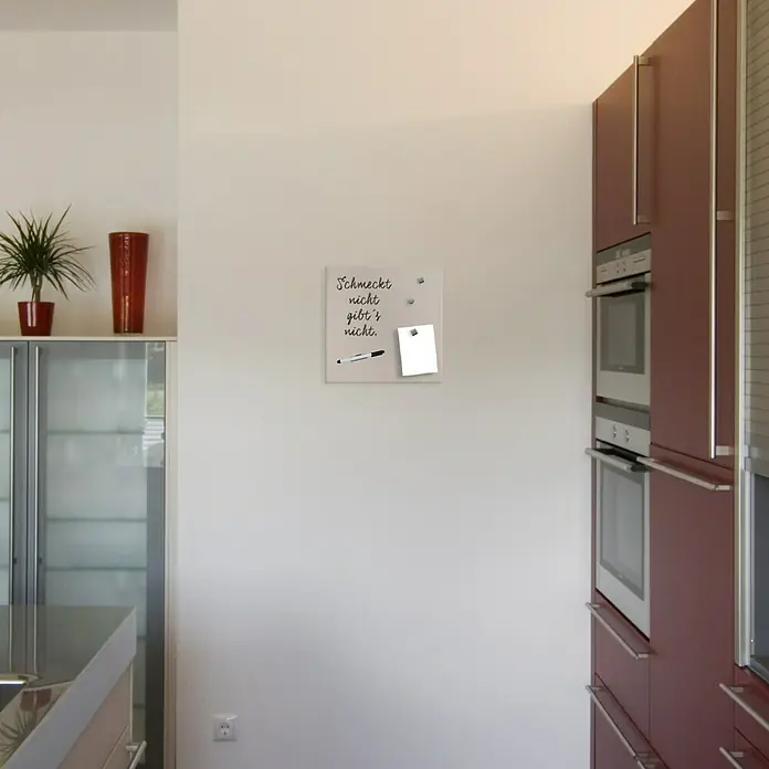 ProArt Memoboard - Beige, 30 x 30 cm - Eine moderne Magnettafel mit dem Spruch "Schmeckt nicht, gibt's nicht", einem Stift und einem Zettel in einer Küche.
