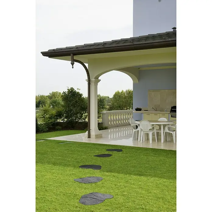 Trittstein Send - 36 x 48 x 3,5 cm, Anthrazit, Beton - Außenbereich mit Steinstufen, die zu einer überdachten Terrasse mit Essbereich führen, umgeben von üppigem Grün.