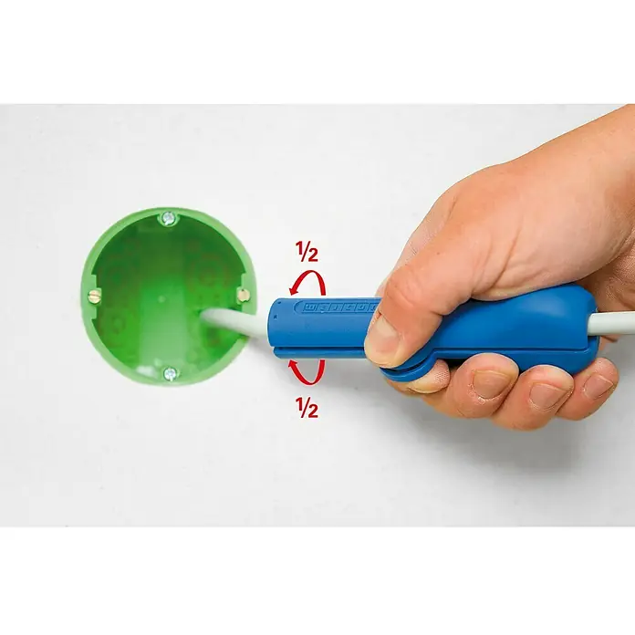 Weicon Rundkabel Stripper No. 13 - Länge: 120 mm - Eine Nahaufnahme eines blauen Werkzeugs zum Abisolieren von Kabeln, das an einer weißen Wand angebracht ist und in eine grüne Dose eingeführt wird.