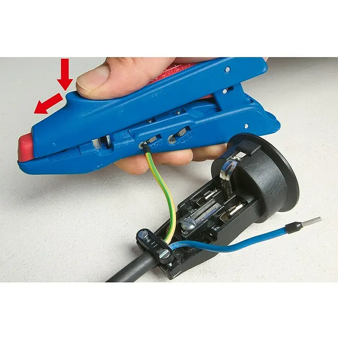 Weicon Duo-Crimp No. 300 - Länge: 160 mm - Nahaufnahme eines blauen Abisolierwerkzeugs, das an einem Stromkabel mit einer schwarzen Steckdose arbeitet.