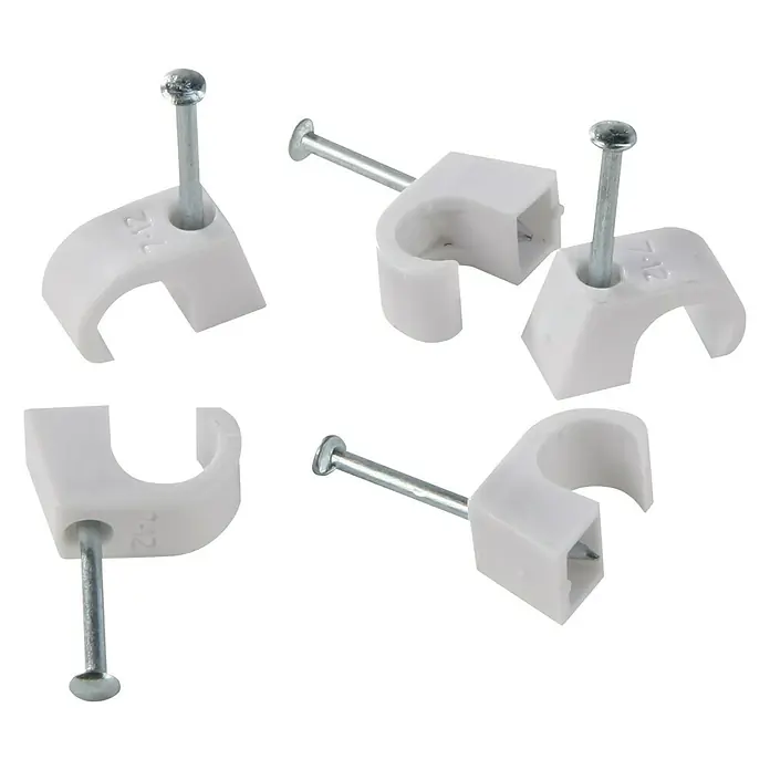 BAUHAUS Nagelschelle - 7 mm - 12 mm, 25 mm, 100 Stk., Weiß - Nahaufnahme von Kabelklemmen mit Nägeln, ideal zur sicheren Befestigung von Kabeln an Oberflächen.