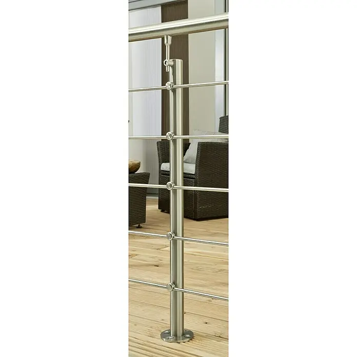 Treba Frewa Geländer-Set EG2 - Oberbodenmontage, Edelstahl V2A, Silber, Länge: 150 cm - Detailaufnahme eines Geländerpfostens aus Edelstahl mit Querstreben und Bodenbefestigung. Robuste und moderne Konstruktion für den Außenbereich.