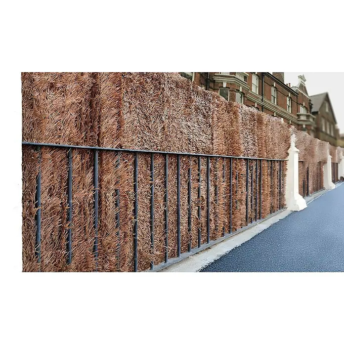 Malla de ocultación seto artificial Premium - 3 x 1 m, Marrón - Primer plano de una valla con un biombo hecho de ramitas marrones, que combina privacidad y estética.