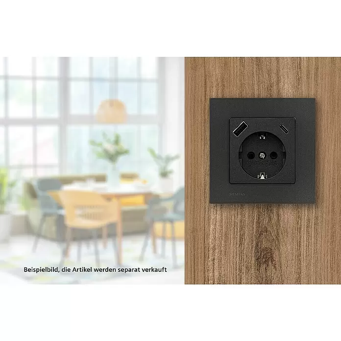 Siemens DELTA Mega USB-Steckdose SIE044530 - Carbon Metallic, Glänzend, Kunststoff, Unterputzmontage - Dunkelgraue Siemens Steckdose mit Schuko-, USB-A- und USB-C-Anschlüssen, an Holzwand in modernem Raum.