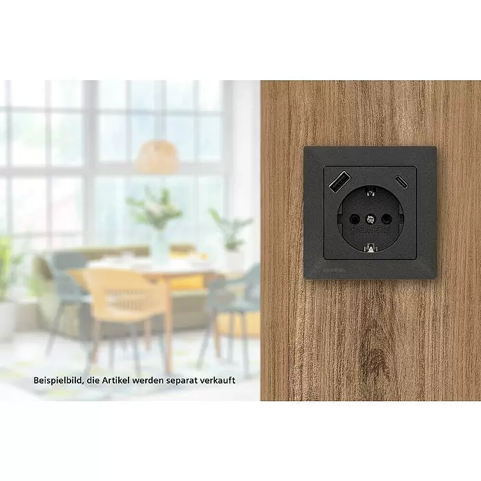Siemens DELTA Mega USB-Steckdose SIE044530 - Carbon Metallic, Glänzend, Kunststoff, Unterputzmontage - Dunkelgraue Siemens Steckdose mit USB-A und USB-C Anschlüssen an einer Holzwand, Hintergrund eines Raumes.