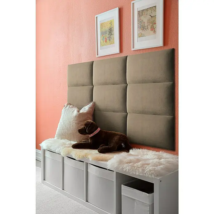 Fllow Wandpolster Velvet - Taupe, L x B: 60 x 30 cm - Detailaufnahme eines gepolsterten Kopfteils in warmen Beigetönen, das einem Kinderzimmer Wärme und Komfort verleiht.