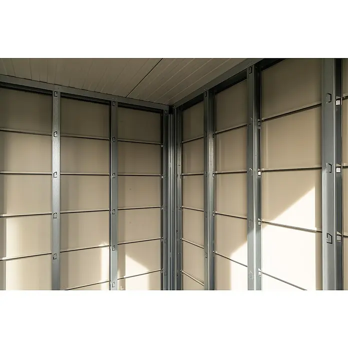 Telluria Innenwandverkleidung - Passend für: Telluria Gerätehaus Classico 3930+, Lichtgrau, Stahl - Ein detaillierter Blick in das Innere eines modularen Metallgebäude-Bausatzes, der die Rahmenkonstruktion mit hellen Paneelen zeigt.