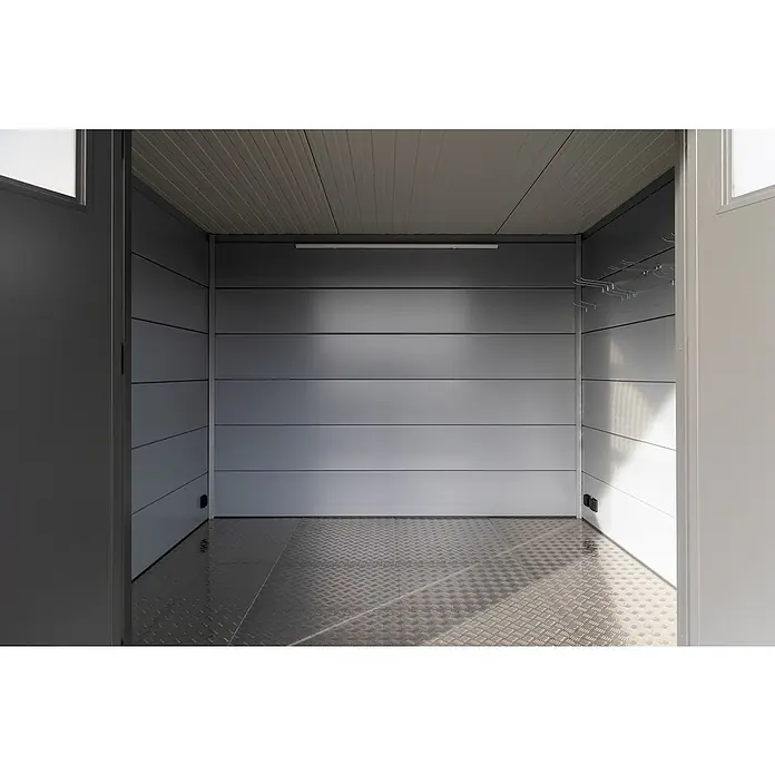 Telluria Bodenplatte - Passend für: Telluria Gerätehaus Classico 3024, Aluminium - Innenansicht eines Lagercontainers mit geriffelter Metallbodenplatte, horizontalen Wandpaneelen und einer Deckenleuchte.