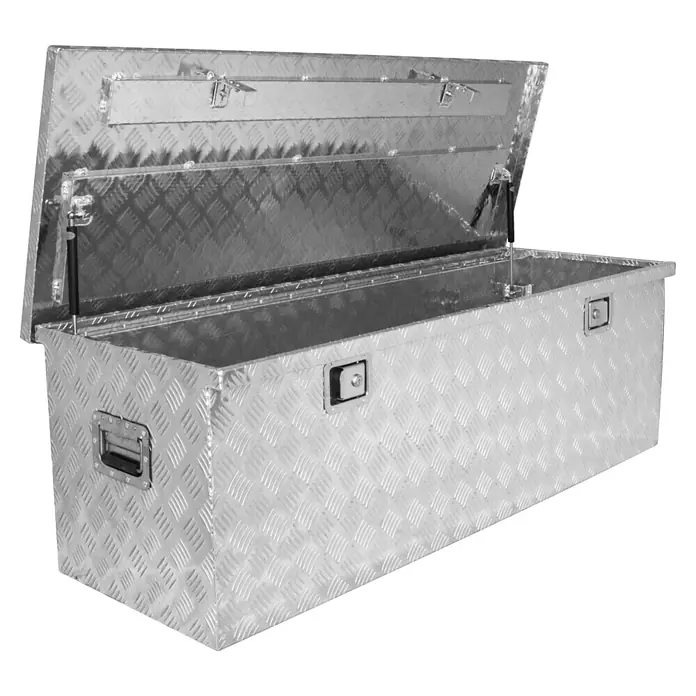 Güde Transportbox GT 310 - 310 l, Aluminium, B x T x H: 1.445 x 520 x 465 mm - Das Bild zeigt eine offene, silberfarbene Werkzeugkiste mit Riffelblechmuster. Die Kiste ist robust und für den professionellen Einsatz konzipiert.