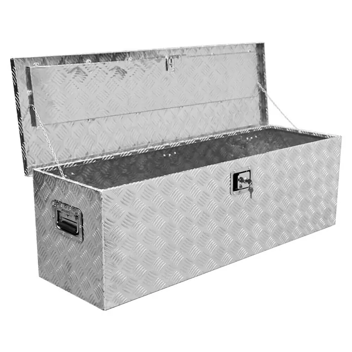 Güde Transportbox GT 165 - 165 l, Aluminium, B x T x H: 1.235 x 385 x 380 mm - Ein offener, silberner Werkzeugkasten aus Aluminium mit Riffelblechmuster und Schlüssel im Schloss. Ideal für die Aufbewahrung von Werkzeugen.