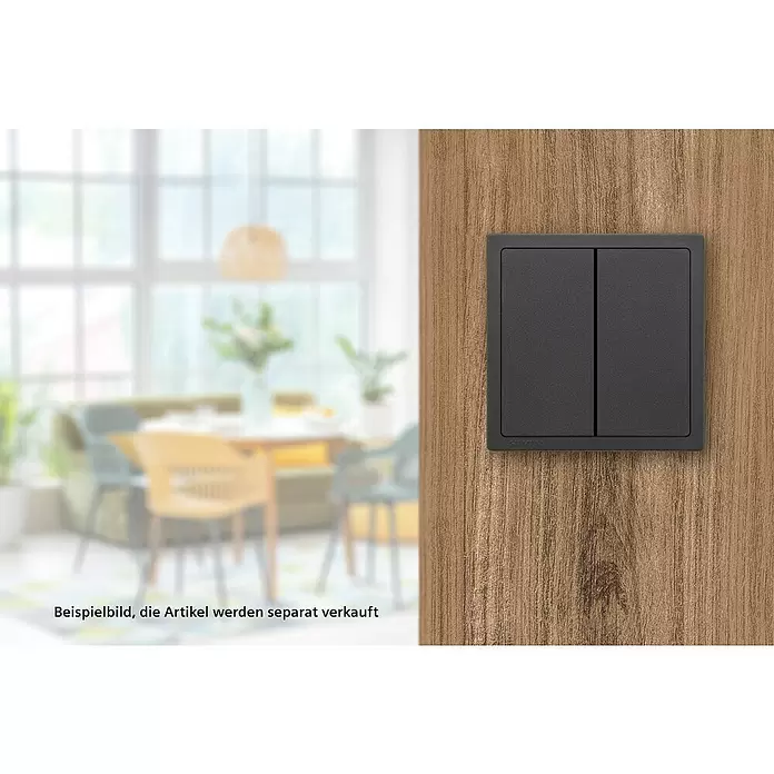 Siemens Delta Style Serienschalter SIE044363 - Anthrazit Cosso, Glänzend, Unterputzmontage, 10 A - Dunkelgrauer Siemens Lichtschalter an einer Holzwand in einem unscharfen Esszimmer.