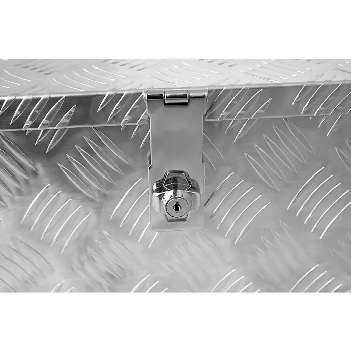 Güde Transportbox GT 55 - 55 l, Aluminium, B x T x H: 760 x 335 x 250 mm - Nahaufnahme eines abschließbaren, glänzenden Metallkastens mit Riffelblechmuster, der Sicherheit und Stabilität suggeriert.
