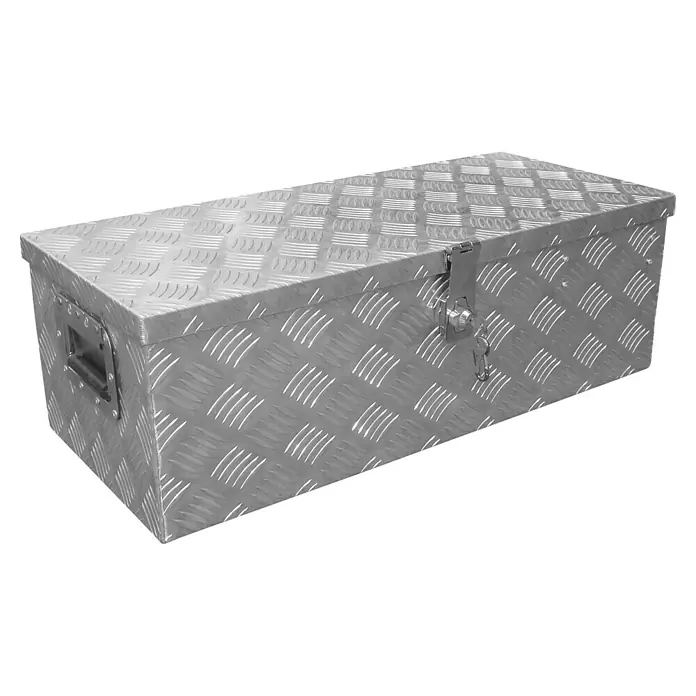 Güde Transportbox GT 55 - 55 l, Aluminium, B x T x H: 760 x 335 x 250 mm - Ein robuster, silberfarbener Werkzeugkasten aus Riffelblech mit Schloss und Griff für den sicheren Transport.