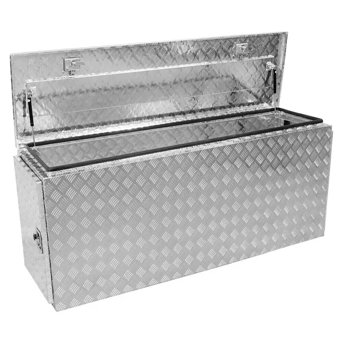 Güde Transportbox GT 790 - 790 l, Aluminium, B x T x H: 1.855 x 535 x 790 mm - Ein silberner Werkzeugkasten mit Riffelblechmuster und geöffnetem Deckel, ideal für die Aufbewahrung von Werkzeugen.
