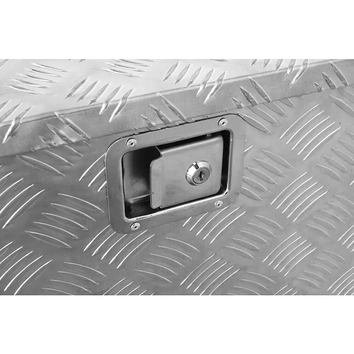 Güde Transportbox GT 310 - 310 l, Aluminium, B x T x H: 1.445 x 520 x 465 mm - Nahaufnahme eines abschließbaren Aluminium-Werkzeugkastens mit Riffelblechmuster, ideal für sichere Aufbewahrung von Werkzeugen und Ausrüstung.