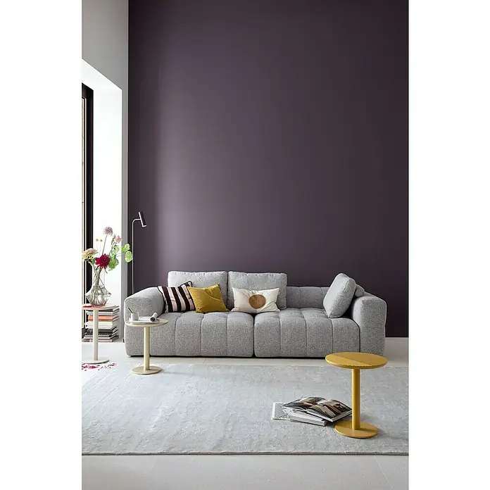 SCHÖNER WOHNEN-Farbe Wandfarbe Trendfarbe - Universe, Matt, 2,5 l, Konservierungsmittelfrei - Helles Wohnzimmer mit einem modernen grauen Sofa, bunten Kissen und Beistelltischen in Gelb und Silber für einen stilvollen Akzent.
