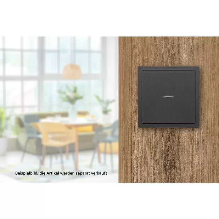 Siemens Delta Style Wechselschalter mit Glimmlampe SIE044394 - Anthrazit Cosso, Glänzend, Unterputzmontage, 10 A - Dunkelgrauer quadratischer Lichtschalter mit Anzeigeleuchte auf einer Holzwand in einem modernen Raum.