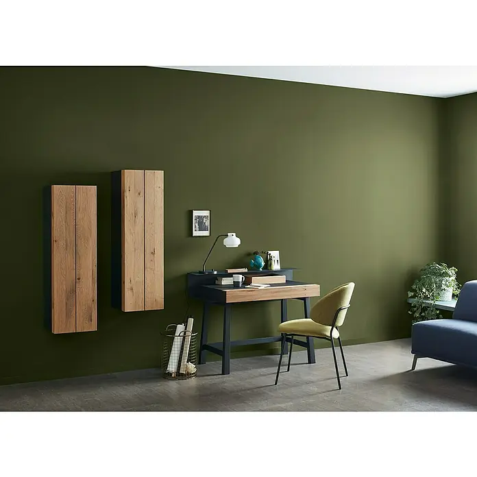 SCHÖNER WOHNEN-Farbe Wandfarbe Trendfarbe - Toskana, Matt, 2,5 l, Konservierungsmittelfrei - Ein stilvolles Arbeitszimmer mit einem modernen Schreibtisch, Regalen an der Wand und einem bequemen Stuhl, alles in erdigen Farbtönen gehalten.