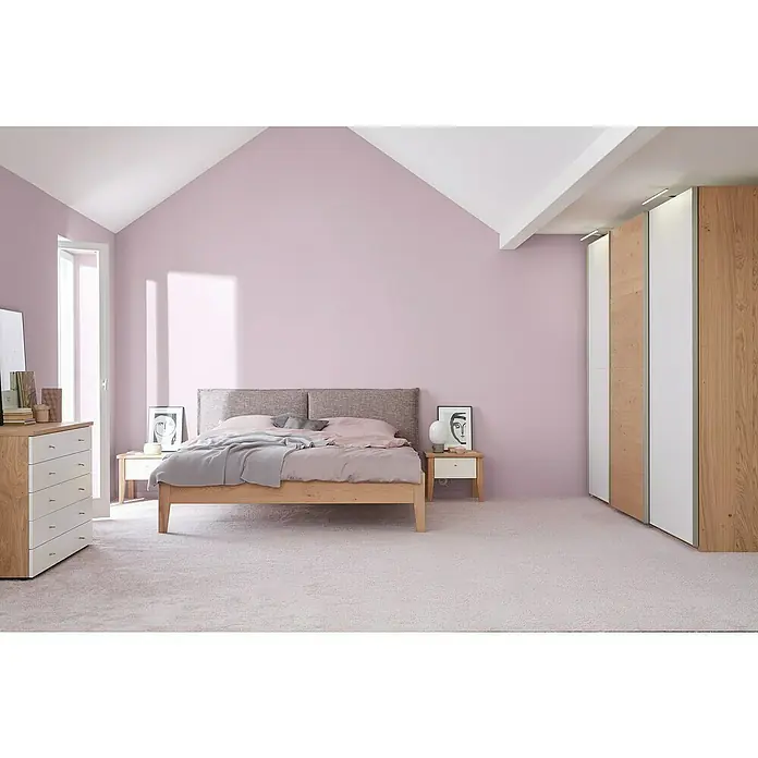 SCHÖNER WOHNEN-Farbe Wandfarbe Trendfarbe - Donut, Matt, 2,5 l, Konservierungsmittelfrei - Schlafzimmer mit helllila Wänden, einem Holzbett und einem passenden Kleiderschrank. Der Raum ist hell und gemütlich.