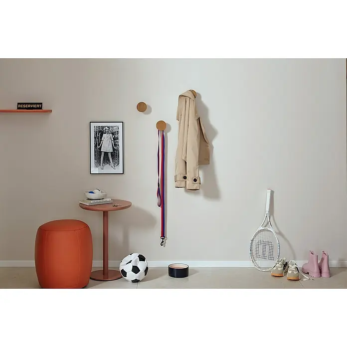 SCHÖNER WOHNEN-Farbe Wandfarbe Trendfarbe Jubiläumsedition - Hygge, Matt, 2,5 l, Konservierungsmittelfrei - Flur-Arrangement mit Hocker, Tisch, Regal und Wandhaken, ergänzt durch Accessoires wie Tennisschläger, Ball und Foto.