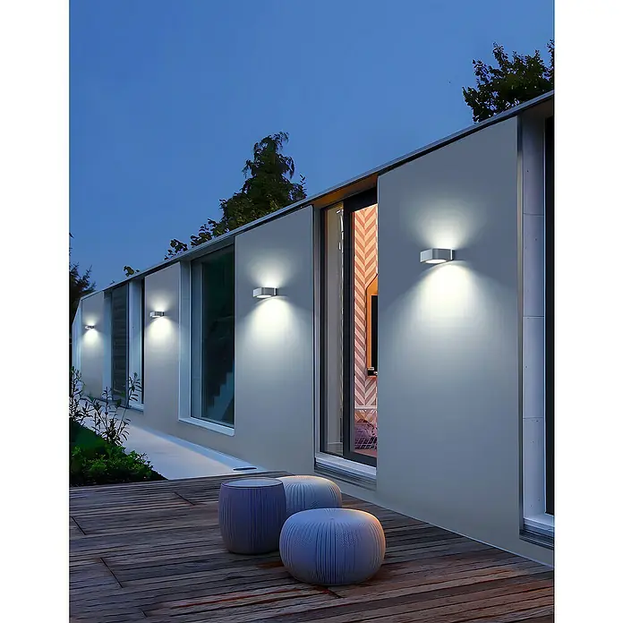Garza Aplique solar para exterior Diana - L x An x Al: 17,5 x 12,4 x 5 cm, Blanco, IP65 - Modernas luces de pared exteriores iluminan una terraza de madera con elegantes taburetes, perfectos para acogedoras noches al aire libre.