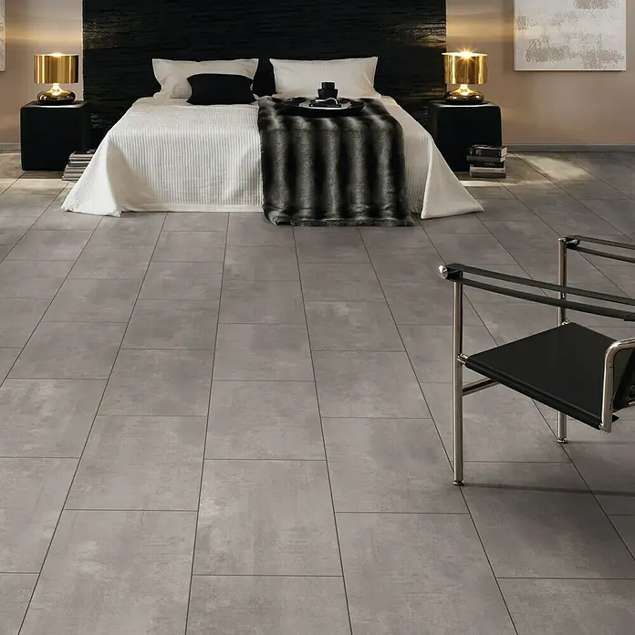 Laminat - Oxyd, Fliese, 1.288 x 330 x 8 mm - Schlafzimmer mit großformatigen, modernen Bodenfliesen in Grau, die eine elegante und minimalistische Atmosphäre schaffen.