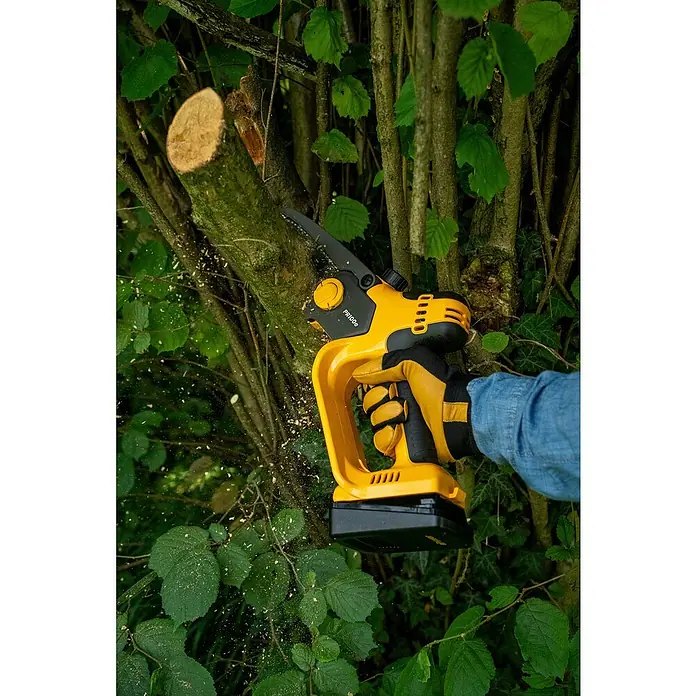 Stiga Akku-Astsäge PR 100e Kit - 20 V, 2 Ah, 1 Akku, Schwertlänge: 12,7 cm - Das Bild zeigt eine Akku-Astsäge PR100e beim Beschneiden eines Astes, demonstriert ihre Funktionalität und ihr handliches Design.