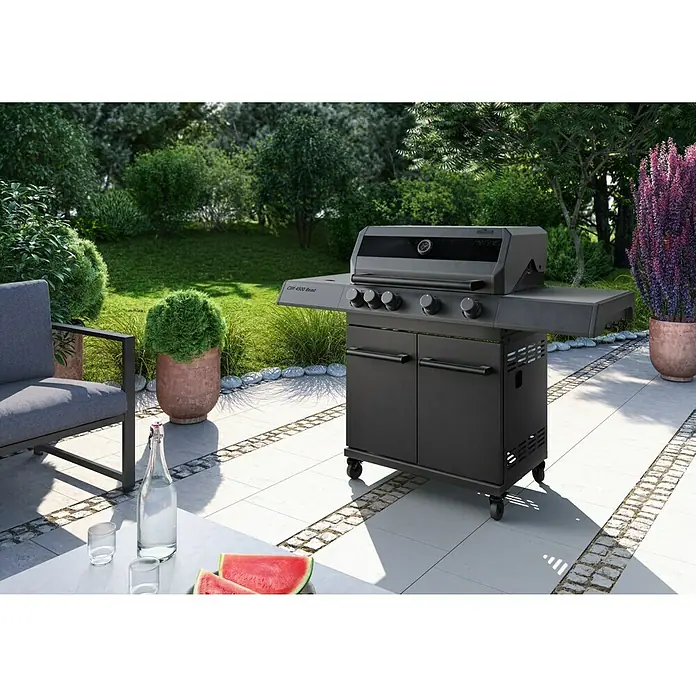 Kingstone KMS Gasgrill Cliff 4500 Beast Black Edition - Grillfläche (B x T): 72 x 45 cm, 14 kW, Anzahl Brenner: 4 Stk. - Der Grill Cliff 4500 Beast im Freien auf einer Terrasse. Perfekt für ein entspanntes Grillen im Garten.