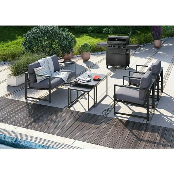 Kingstone KMS Gasgrill Cliff 4500 Beast Black Edition - Grillfläche (B x T): 72 x 45 cm, 14 kW, Anzahl Brenner: 4 Stk. - Bild von Gartenmöbelset mit Grill auf einer Terrasse. Das Set besteht aus Sofa, Sesseln und Tischen.