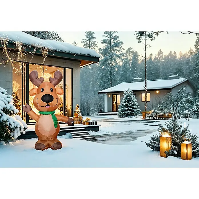 Figura LED navideña Reno con lazo - 153 x 74 x 244 cm, Multicolor, Funcionamiento en red, LED - Escena invernal con un reno inflable frente a una casa, adornada con luces y ambiente festivo.